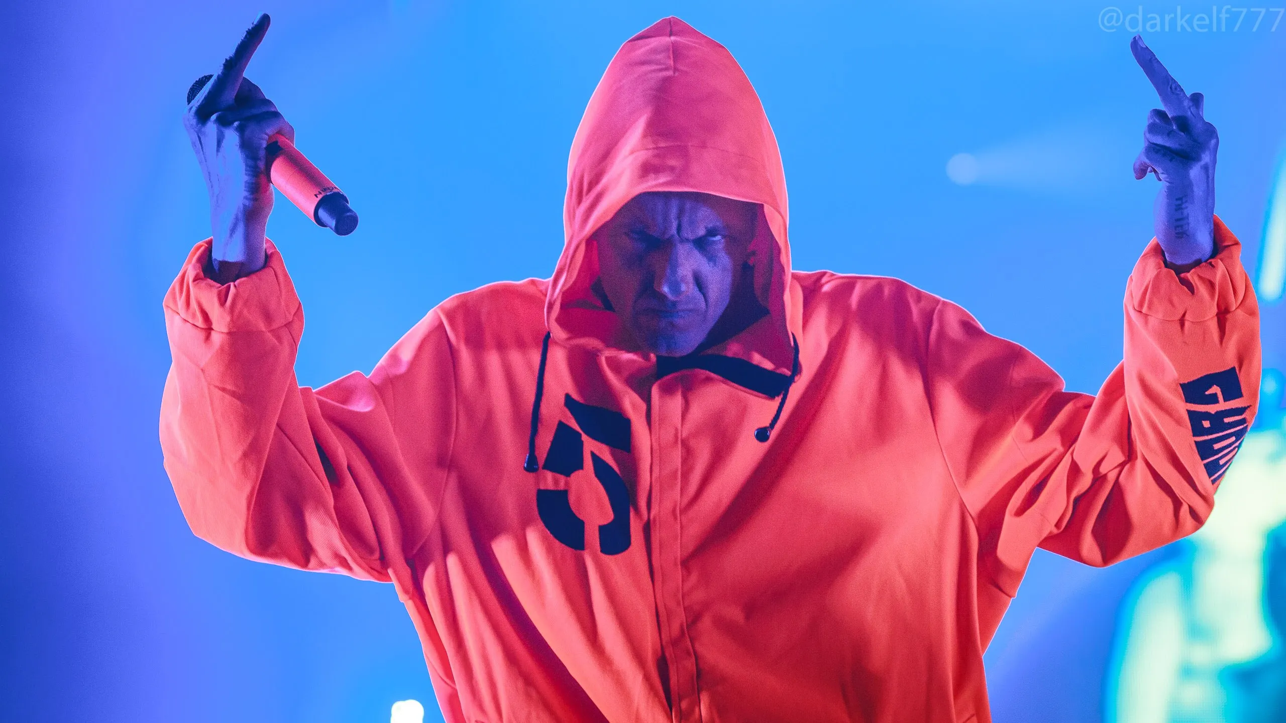 Артист Die Antwoord в ярком сценическом свете