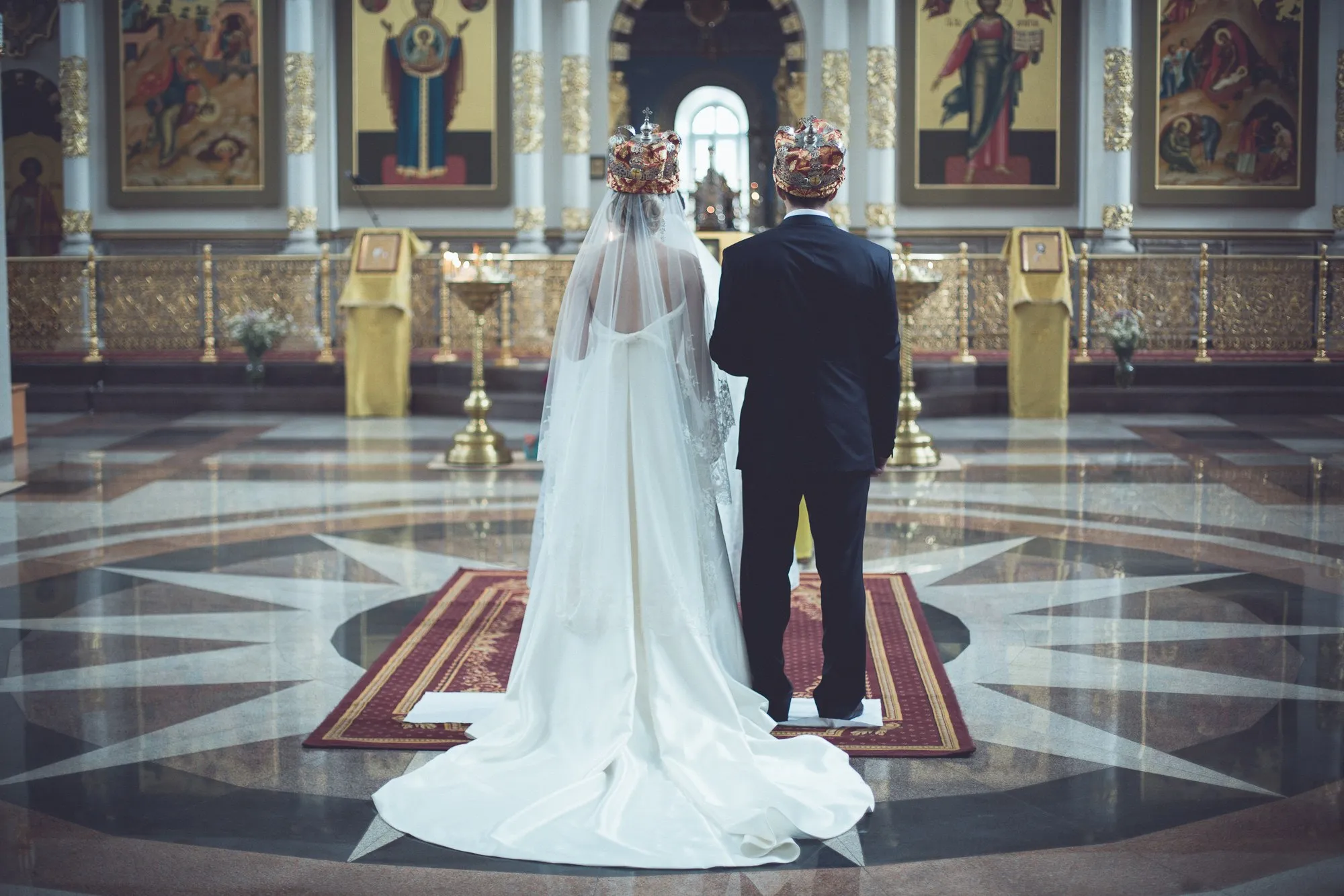 Жених и невеста стоят в храме во время венчания